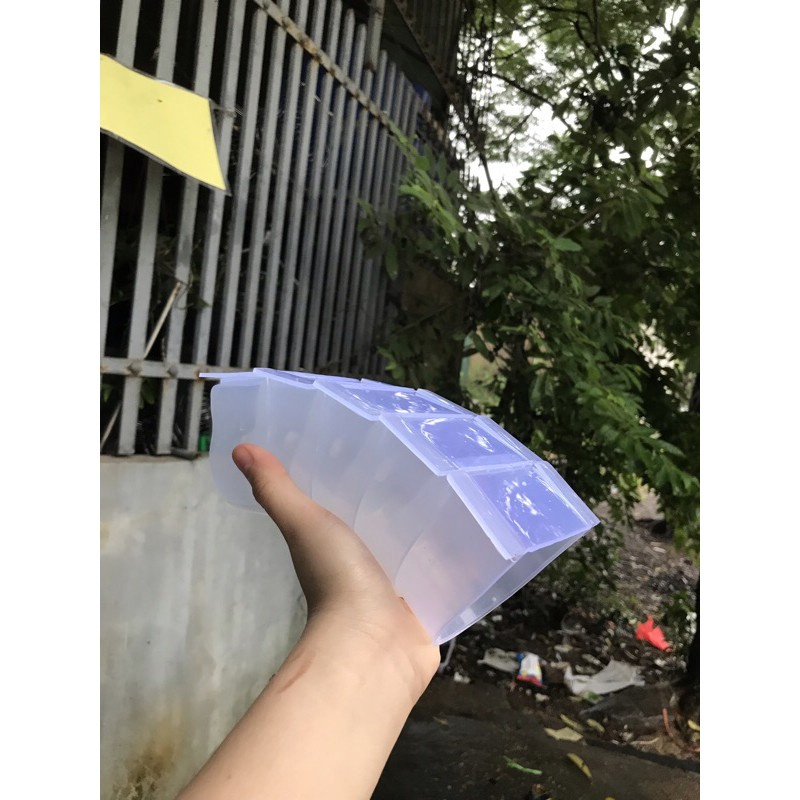 Cóng máng chim yểng đựng thức ăn cho gà chim chất liệu nhựa cứng màu