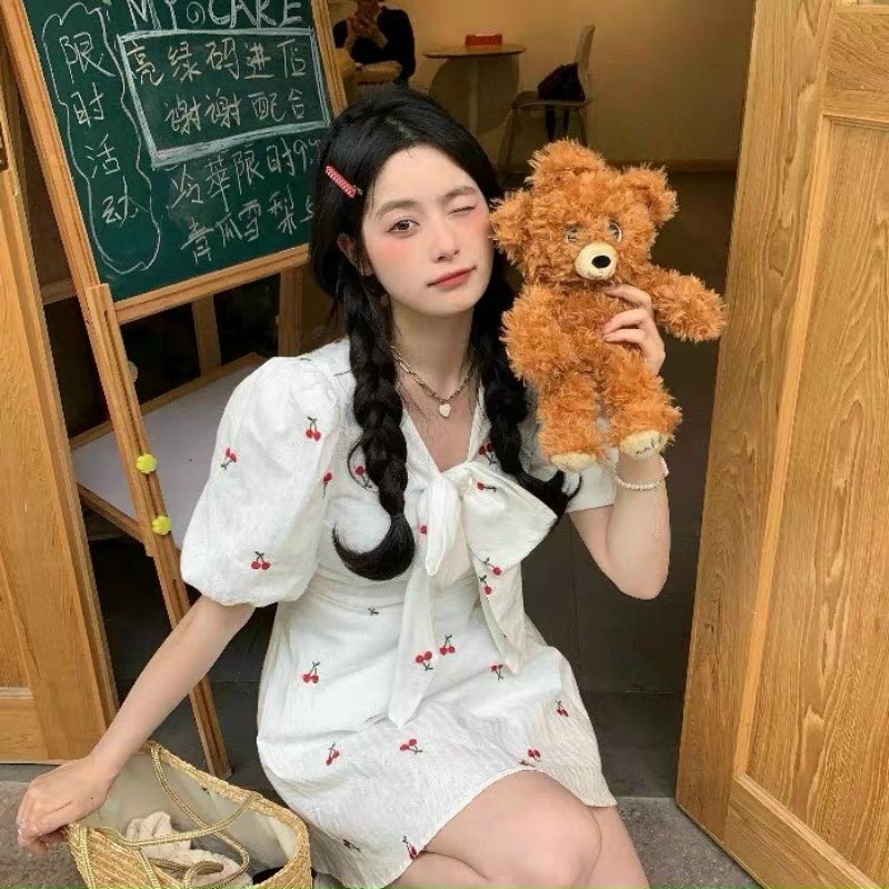 ĐẦM TRẮNG CHERRY ĐỎ  NƠ NGỰC