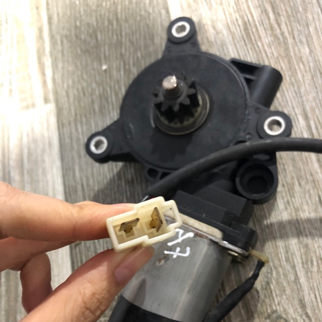 Sản phẩm gia đình làm: Mô tơ nâng kính hổ vồ A7 trái và phải (WG1664330004)