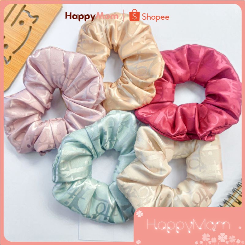 Cột tóc scrunchies hoạ tiết chữ D bóng