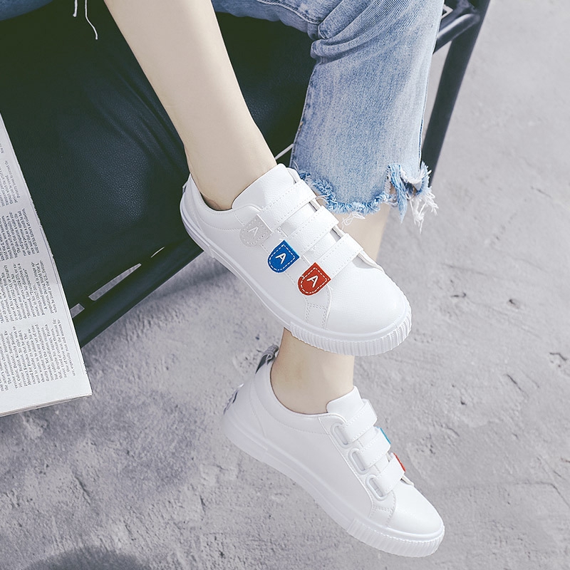 Giày nữ đế bệt kiểu quai dán giản dị làm từ da và vải canvas với màu trắng xinh xắn