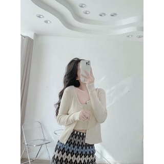 Áo len đen kem: áo 2 dây basic, cardigan mỏng cùng màu