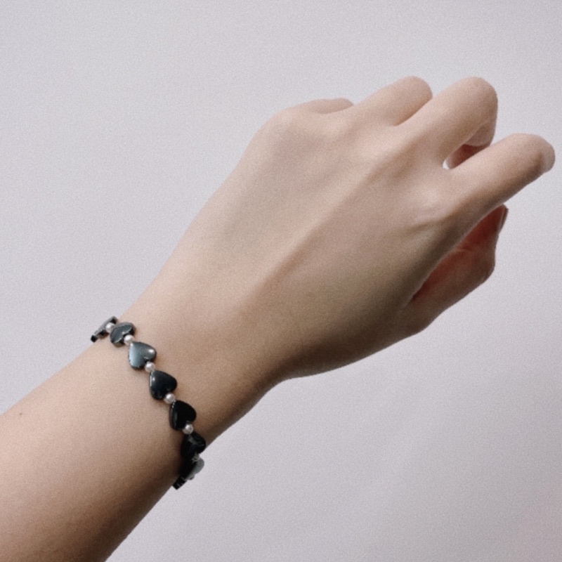 Vòng tay handmade hạt nhựa hình tim màu đen bóng xinh xắn