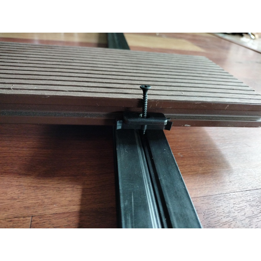 Thanh sàn gỗ nhựa ngoài trời 6 lỗ tròn, kt 140x25x2200, làm hồ bơi, sân vườn,