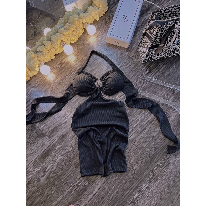 Đầm yếm khoen tròn giữa kiểu 3 bi khoét eo hở lưng cột dây nơ sexy , chất thun gân mềm mát ly