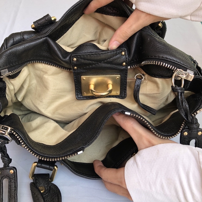 Túi chuẩn si. Túi qua sử dụng. Khách vui lòng xem hình nếu muốn biết thêm thông tin sản phẩm mời khách vô chat . Thanks.