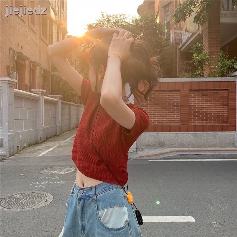 Áo croptop màu đỏ đô