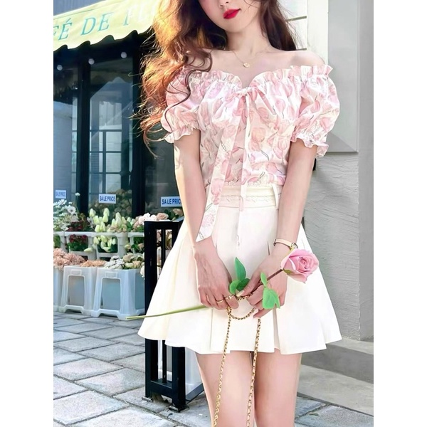 Set áo hoa hồng rớt vai cổ yếm voan mịn phối chân váy xòe xếp ly