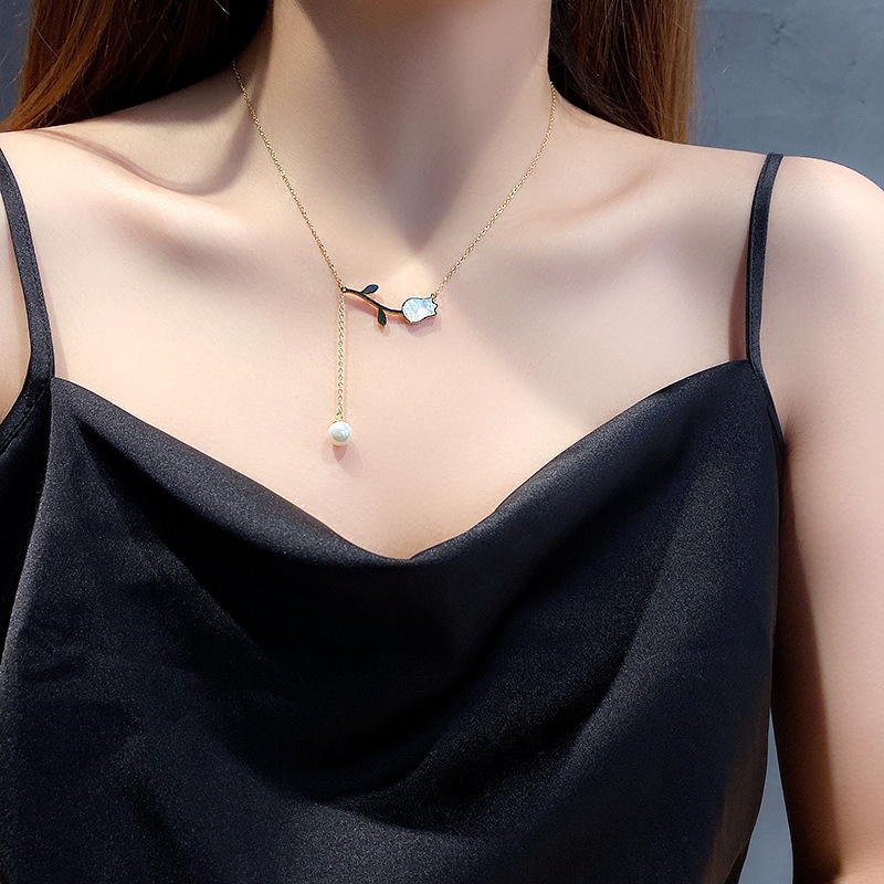 Dây Chuyền Mạ Vàng Hồng 18K Phối Mặt Hình Hoa Đính Ngọc Trai Phong Cách Hoàng Gia Cổ Điển