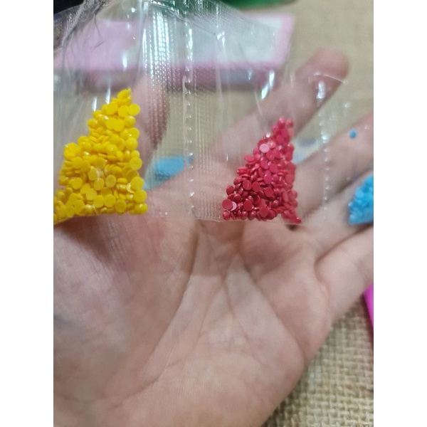 Hộp 4 tranh đính hạt đá chống nước, chia màu từng bịch hạt, có khay đựng hạt, mã MY-225401