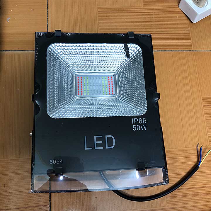 Đèn Led Pha 7 Màu Có Điều Khiển, Đen Trang Trí nhà cửa, sân Vườn, biển hiệu,quán cafe...Chống Nước Siêu Hot Chuẩn IP 65.