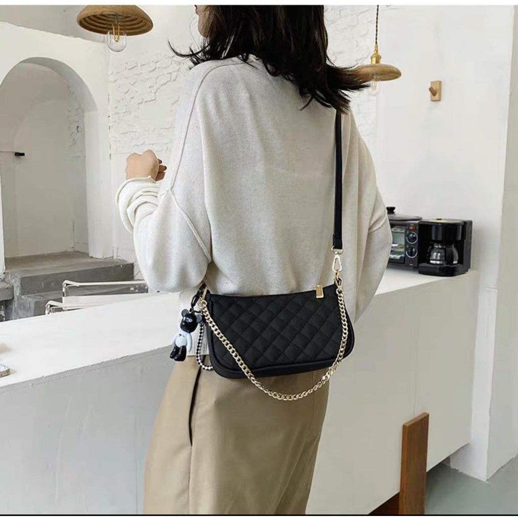 Túi đeo chéo nữ kèm móc gấu 69K,💖FREESHIP💖,size 18 cm | BigBuy360 - bigbuy360.vn