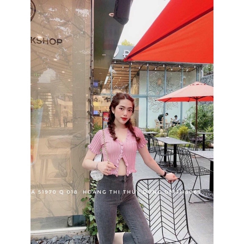 Áo len cộc tay croptop cài khuy xẻ V viền bèo