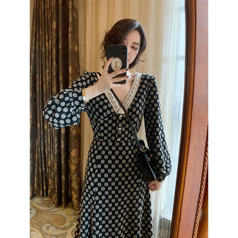 Đầm Maxi Tay Dài Cổ Chữ V Phối Ren Chất Lượng Cao