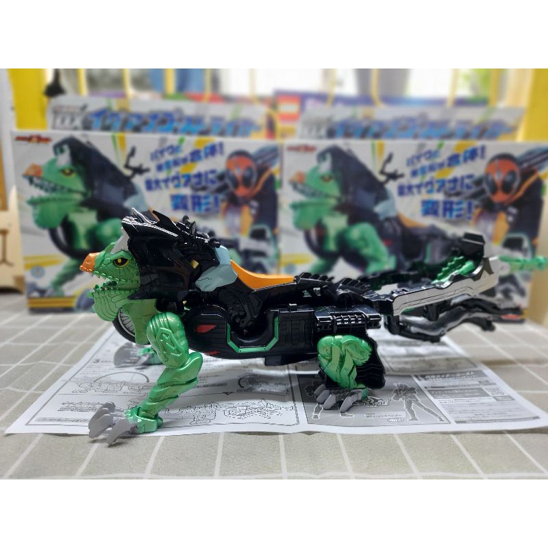 Tắc kè xanh robot Bandai