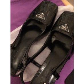 Giày bít mũi vuông Prada cao gót xăng đan có quai hậu HK