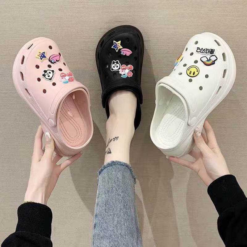 The New Fashion Plus Hole Shoes Ladies Non-slip Coat Thick-soled Sponge Cake Beach Sandals and Slippers