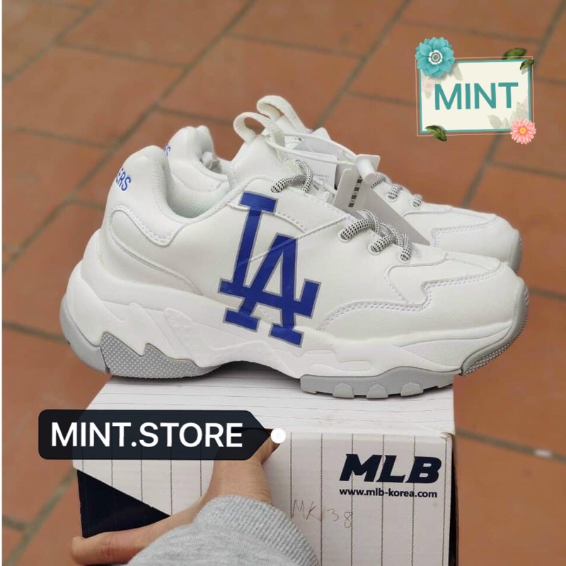 Giày Sneaker trắng in chữ xanh đế cao