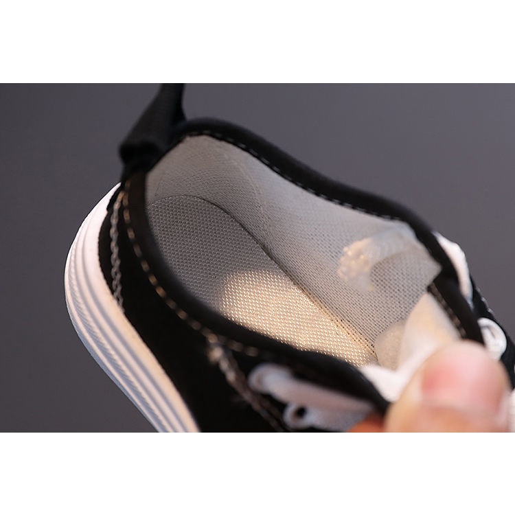 Giày Sneaker Màu Sắc Tươi Sáng Cho Bé