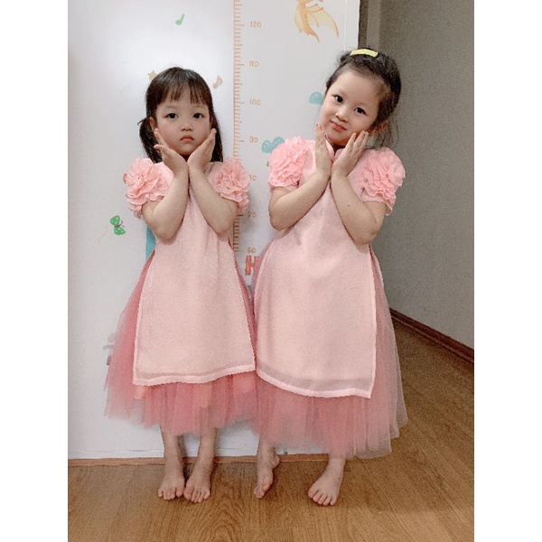 Áo dài cách tân cho bé gái hồng tay hoa