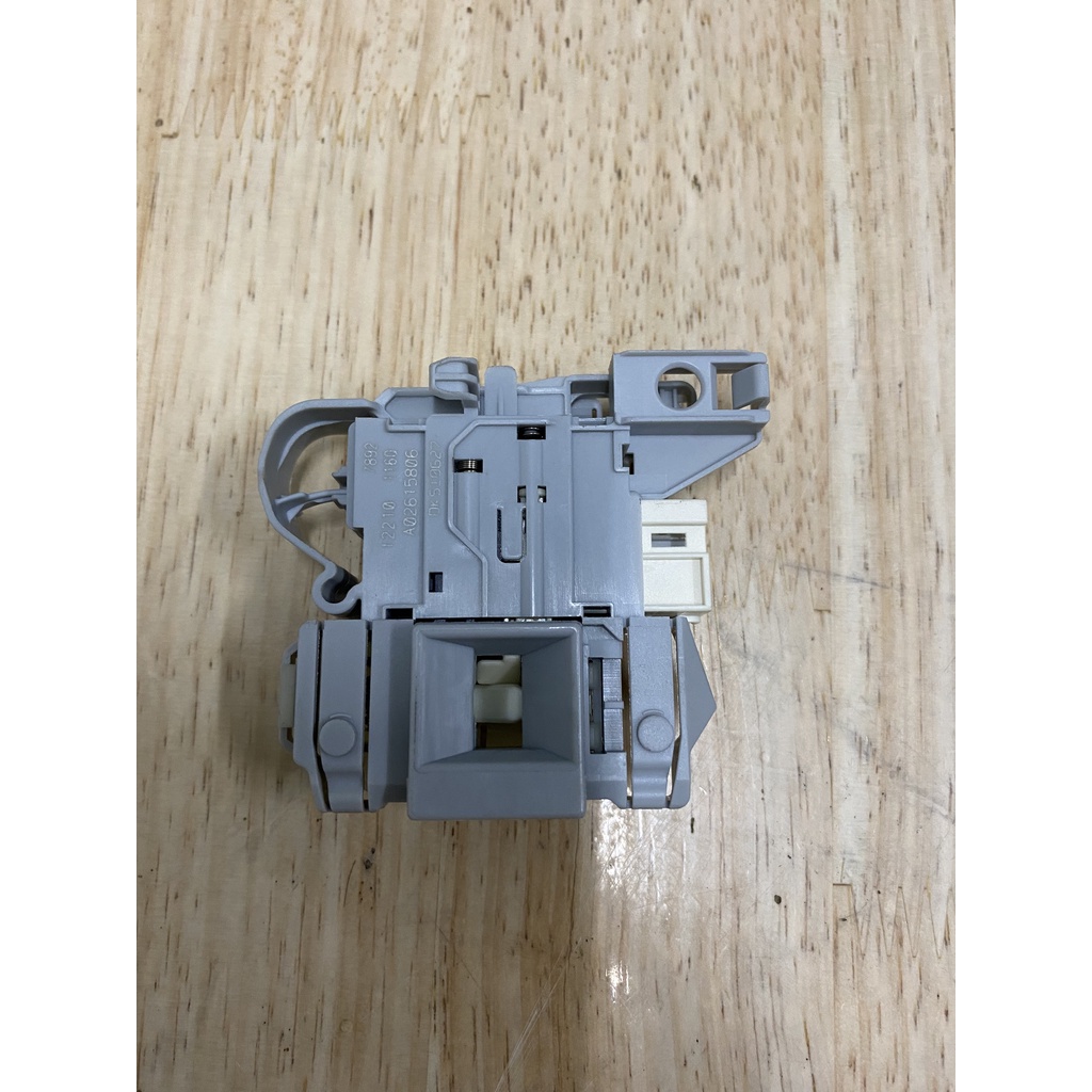CÔNG TẮC CỬA MÁY GIẶT ELECTROLUX CỬA TRƯỚC EWF : 10843, 10844, 10744, 12842, 12844, 12844S PHƯỚC MÃI