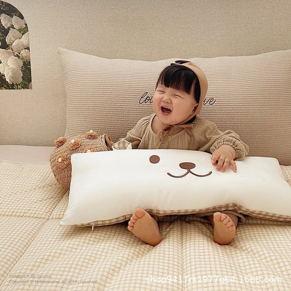 Gối Nhồi Bông Chống Va Chạm Thêu Hình Gấu Dễ Thương