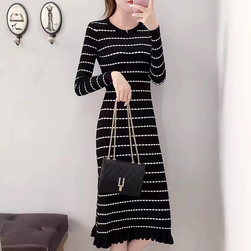 Đầm Len Đuôi Cá Dài Qua Gối Ôm Dáng Họa Tiết Kẻ Sọc Trắng Đen Thời Trang Thu Đông Hàn Quốc 2022