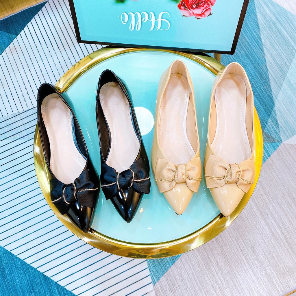 Giày búp bê nữ Bánh Bèo mũi nhọn xoắn nơ da bóng gót vuông màu đen và kem | BigBuy360 - bigbuy360.vn