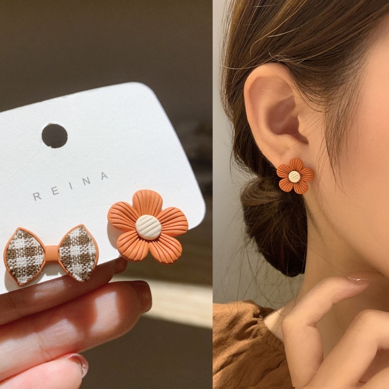 Đôi Khuyên Tai Hình Hoa Cúc Nhỏ Không Đối Xứng Phong Cách Hàn Quốc Cho Nữ