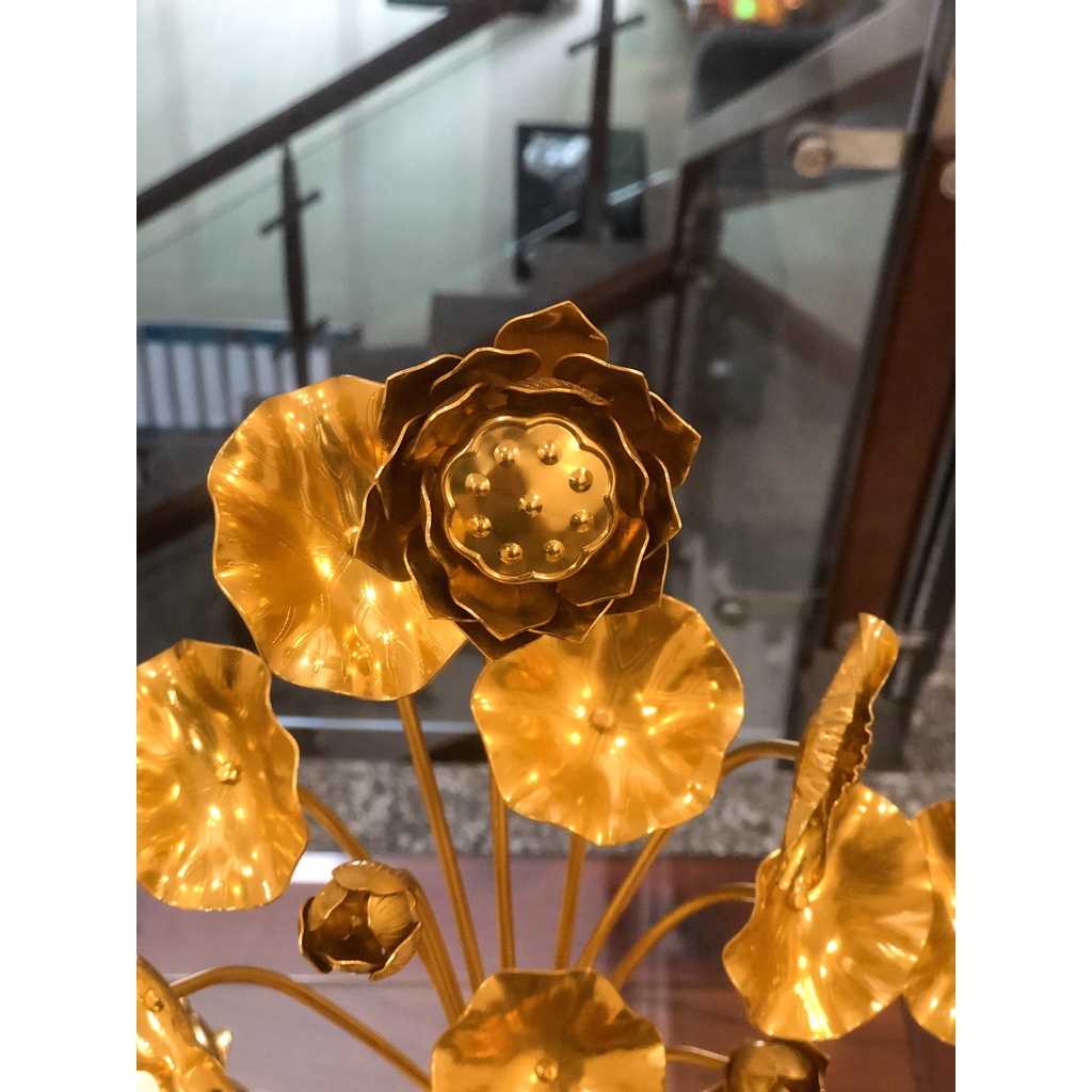 Cặp bình sen đồng vàng nguyên khối trang trí bàn Phật mới lạ và đẹp mắt