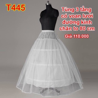 Tùng mặc váy cưới