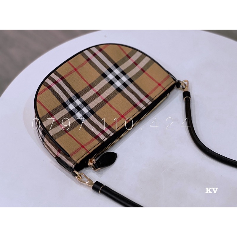 TÚI XÁCH BB HỌA TIẾT KẺ OLYMPIA POUCH - DÁNG THUYỂN