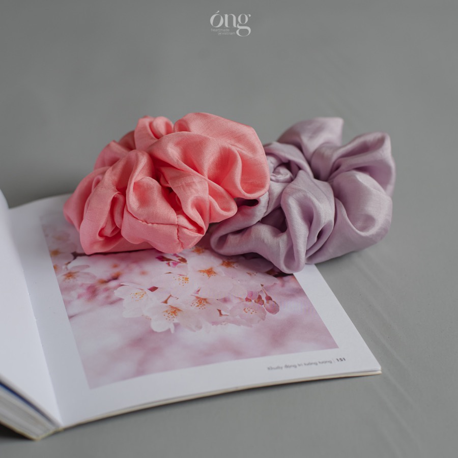 Set 2 Cột tóc lụa tơ tằm tự nhiên 100% Silk Scrunchies VN- ÓNG SILK - Nhuộm màu an toàn cho da- Mềm nhẹ, không gây đứt t