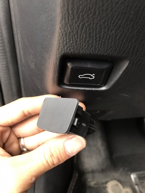 Nút mở cốp sau Mazda 3