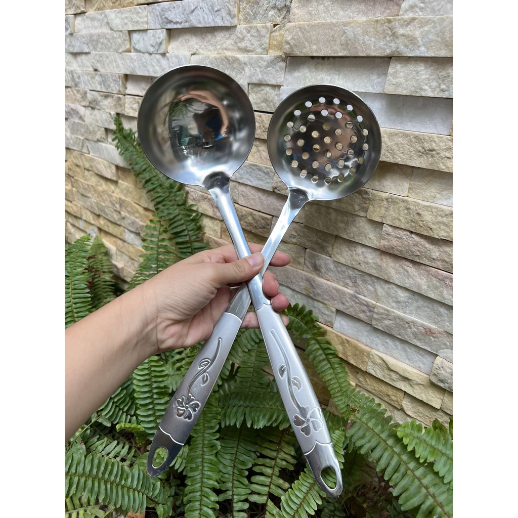 Muôi canh/ muôi lỗ thủng inox họa tiết in hoa trên cán