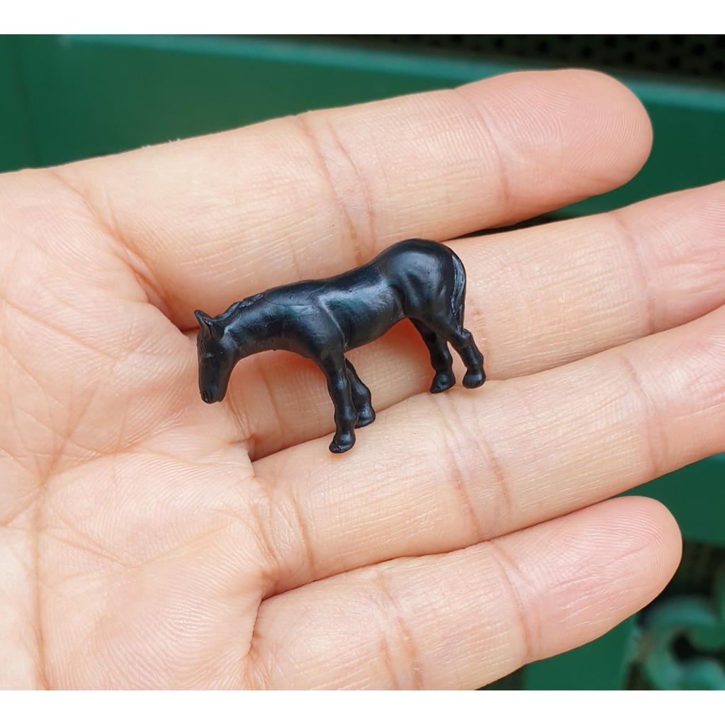 Mô hình con ngựa bằng nhựa