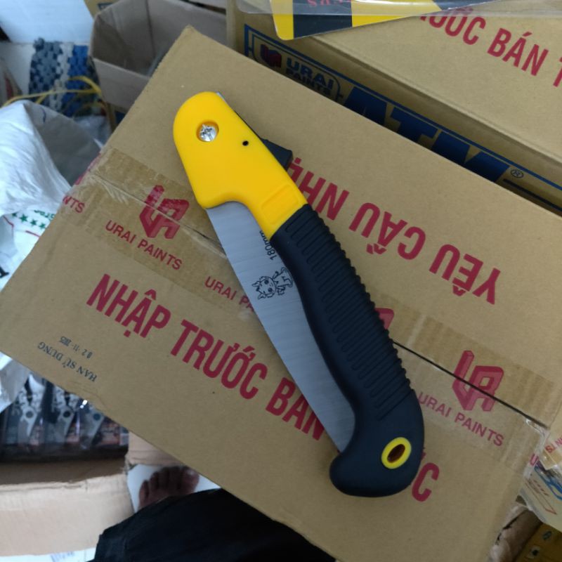 cưa gỗ cầm tay bấm