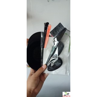 Combo bao gồm chén nhuộm, lược nhuộm, bao tay, kẹp vịt và chụp tay