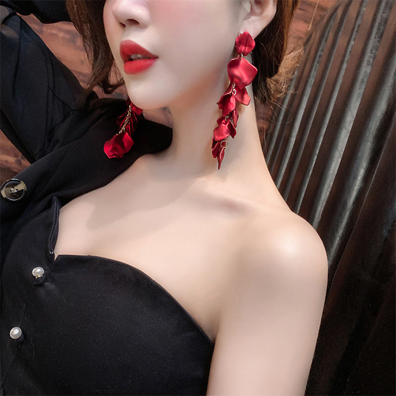 Hoa tai dáng dài phối dây tua thời trang Hàn Quốc cho nữ