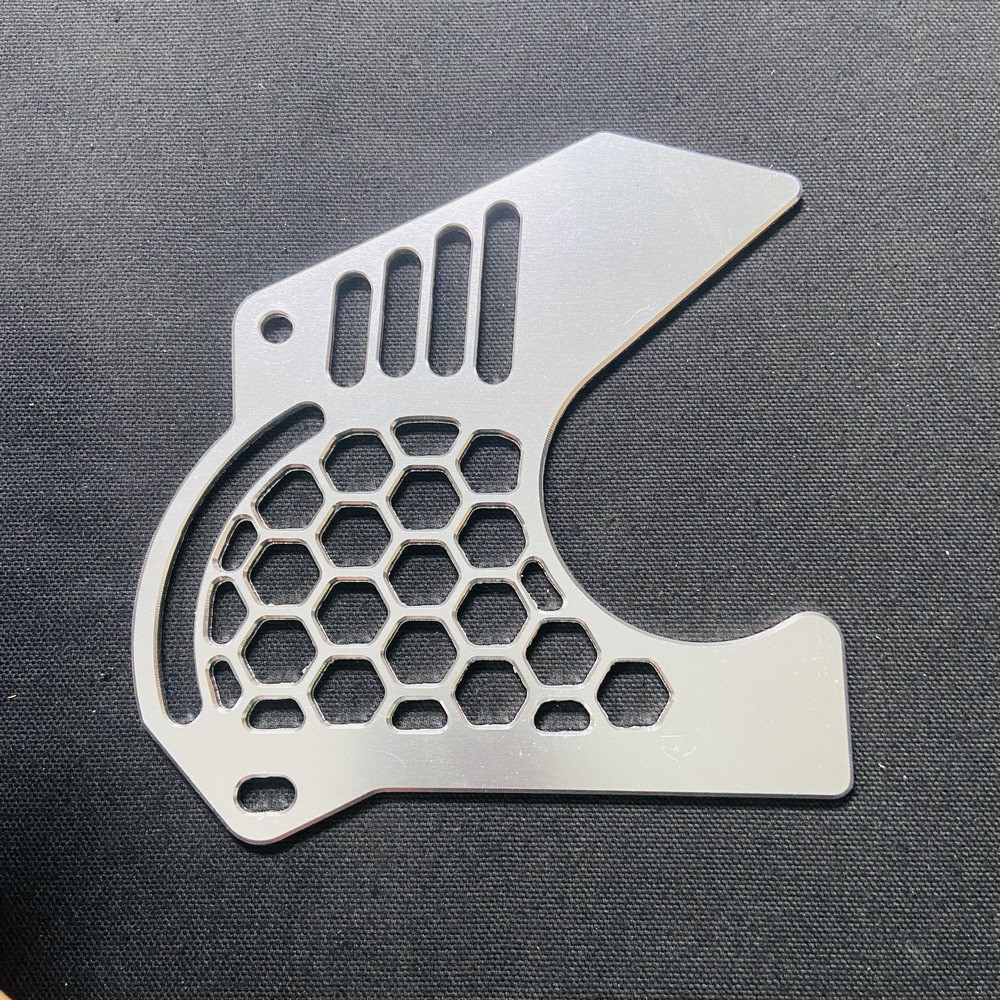 NẮP CHE NHÔNG XE MÁY, CHE NHÔNG NHÔM CNC NGUYÊN KHỐI GẮN XE EXCITER 155 MẪU MÃ ĐỘC ĐÁO