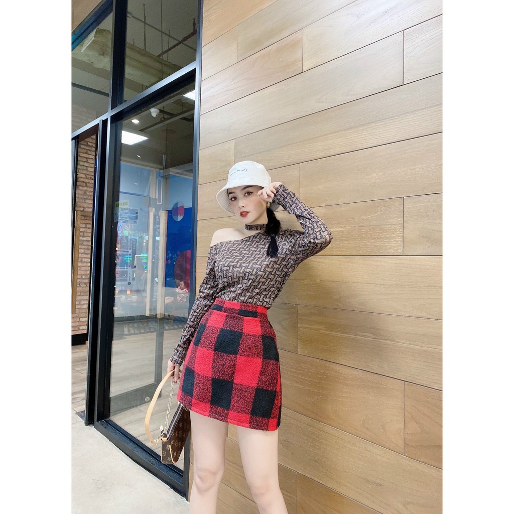 Set áo thun + váy bố. Có 1 màu. KÈm hình chụp thật 100%. Size dưới 54kg vừa. Đơn giản mà đẹp nha mấy chế