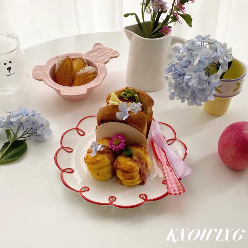 Đĩa gốm trắng hoạ tiết viền hoa đỏ uốn lượn