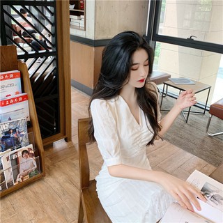 đầm đuôi cá dáng dài cổ V dịu dàng