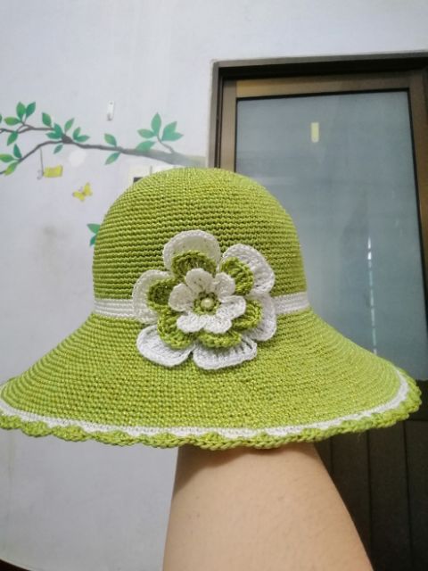 Nón handmade bằng sợi thô. Nón nhẹ, đội thoáng mát, có thể gấp gọn bỏ trong giỏ.