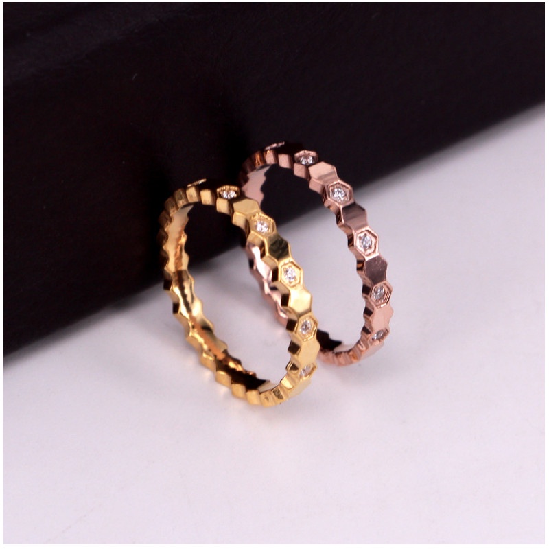 Nhẫn Nữ Titan Ko Đen Kiểu Tổ Ong Đính Đá Nhân Tạo TT 4064