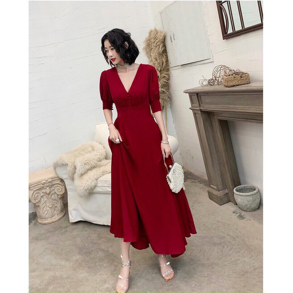 ĐẦM MAXI ĐỎ NÚT BỌC  Chất: cotton lạnh Màu: đỏ đô Kiểu dáng: đầm xoè dài, cổ V, đính nút bọc, tay ngắn, thân xếp li cách