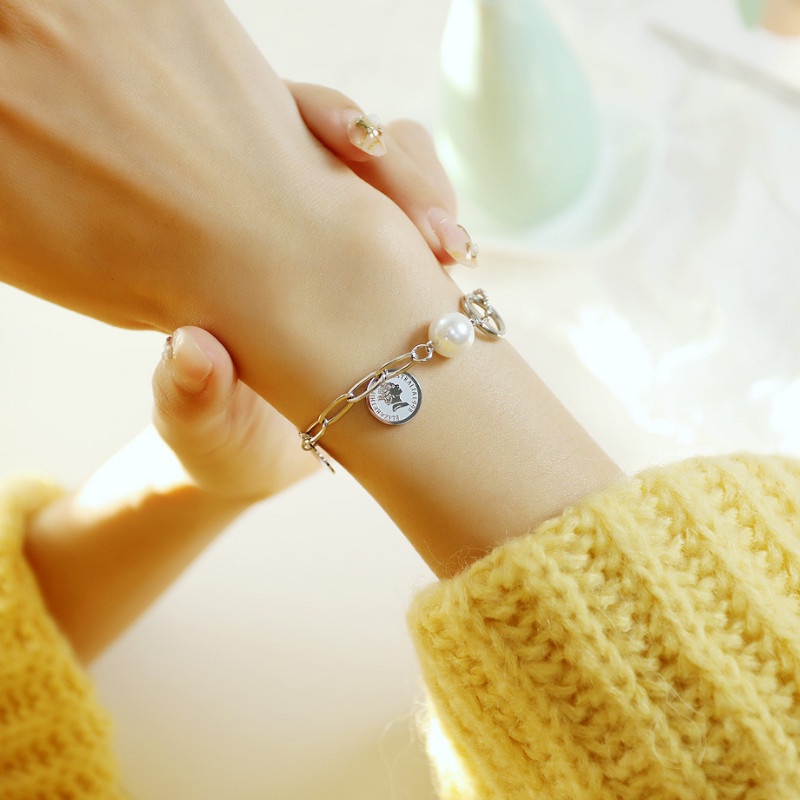 Lắc tay titan xích 2 kiểu mặt đồng xu Elizabeth và hạt ngọc không gỉ