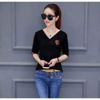 Áo thun nữ tay dài cổ V đắp hoa AT3