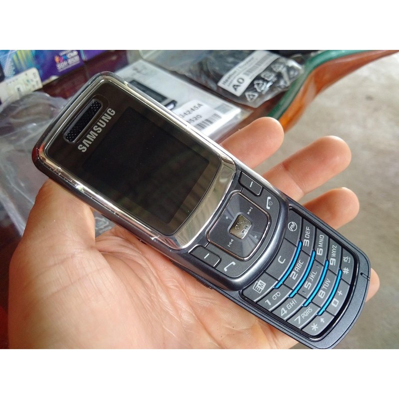 Samsung b520 ( nắp trượt thời trang thập niên 90 )