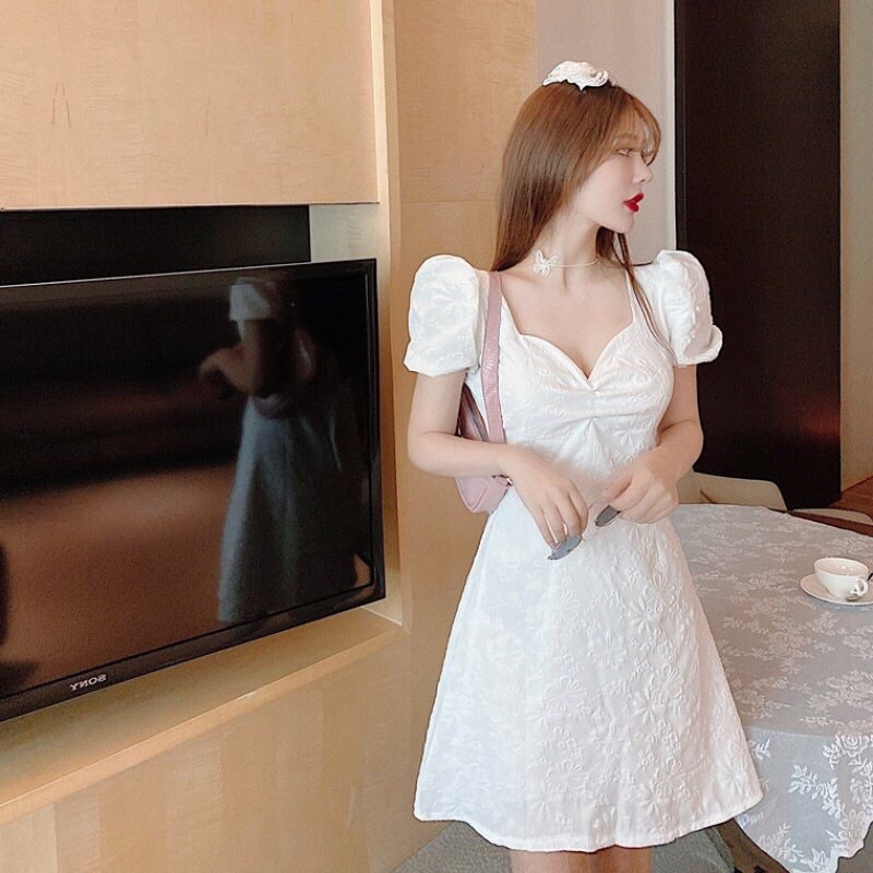 Váy tay ngắn hở lưng hoa nổi